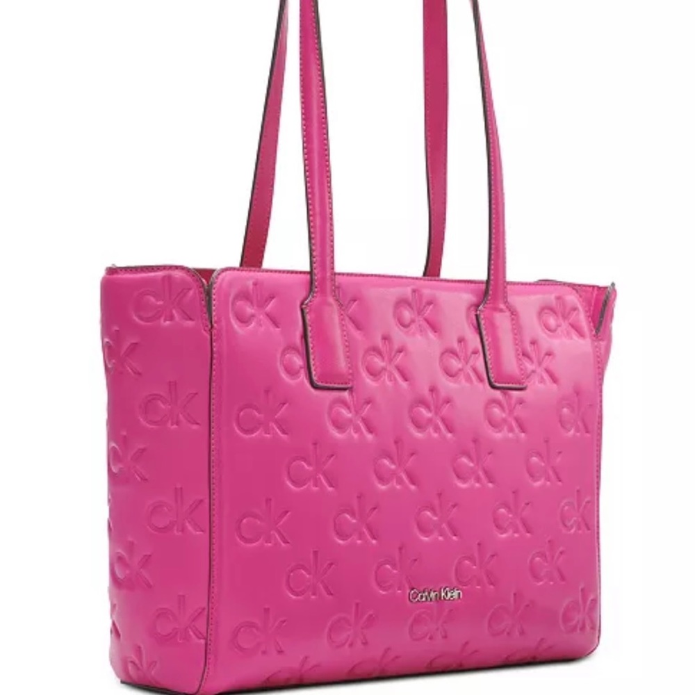 NWT! Calvin Klein's Noa Tote Medium size bag with zipper closure🌸Brand New🌸